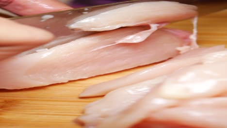preparación de pecho de pollo crudo