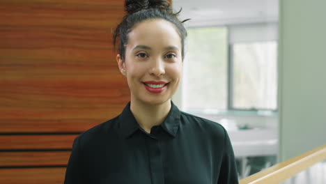 retrato de una alegre mujer de negocios biracial