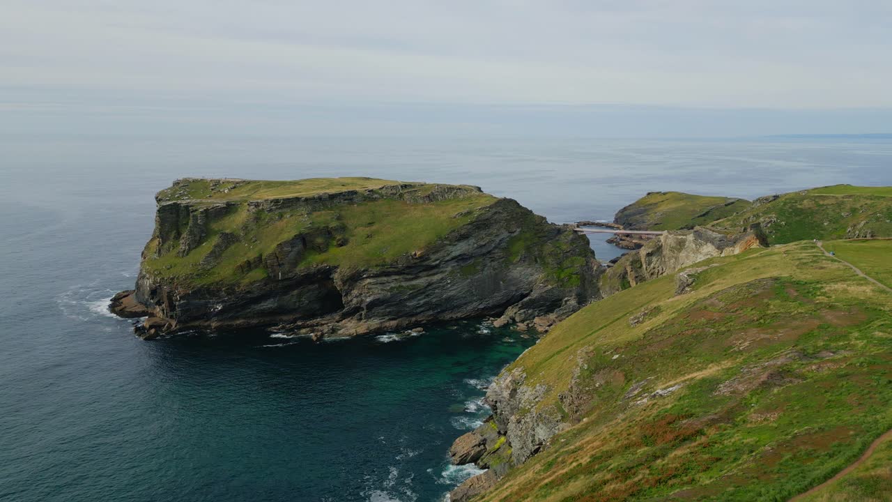 toma cinematográfica de una pequeña península conectada con un puente