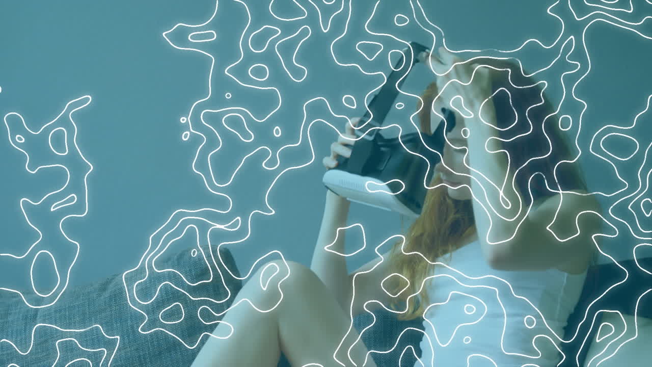 анимация белых линий над женщиной, носящей vr-гарнитуру на синем фоне