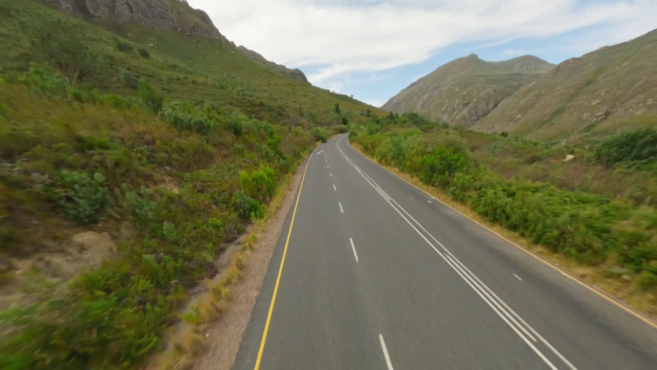 un dron fpv volando rápidamente sobre el paso de la montaña du toits kloof