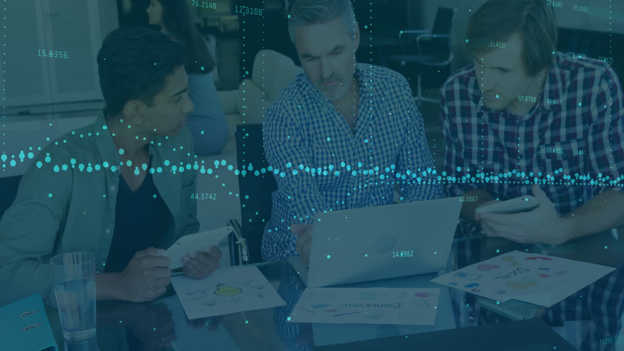 animación del procesamiento de datos financieros sobre diversas personas de negocios en la oficina