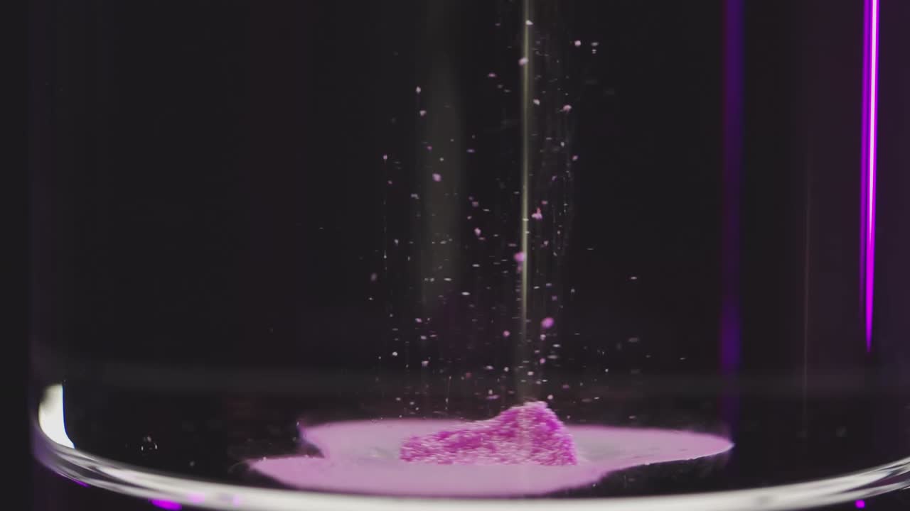 las sales de baño carbonatadas rosadas se desintegran lentamente al revés el agua se vuelve turbia