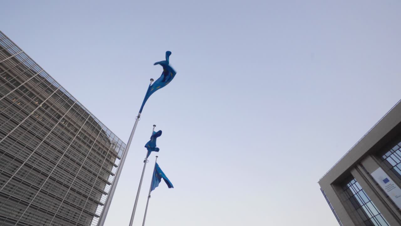 벨기에 브뤼셀에 있는 베를레이몬트 건물과 유로파 건물에 맞서 바람에 춤추는 유럽 국기의 가까운 스카이라인 전망