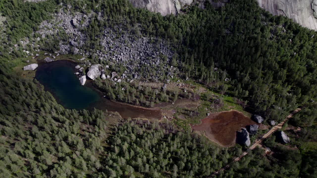 haegefjell nissedal 숲길과 가파른 역사적인 절벽면의 조감도