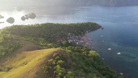 tomas de drones de la isla tropical en coron, palawan, filipinas durante la puesta de sol
