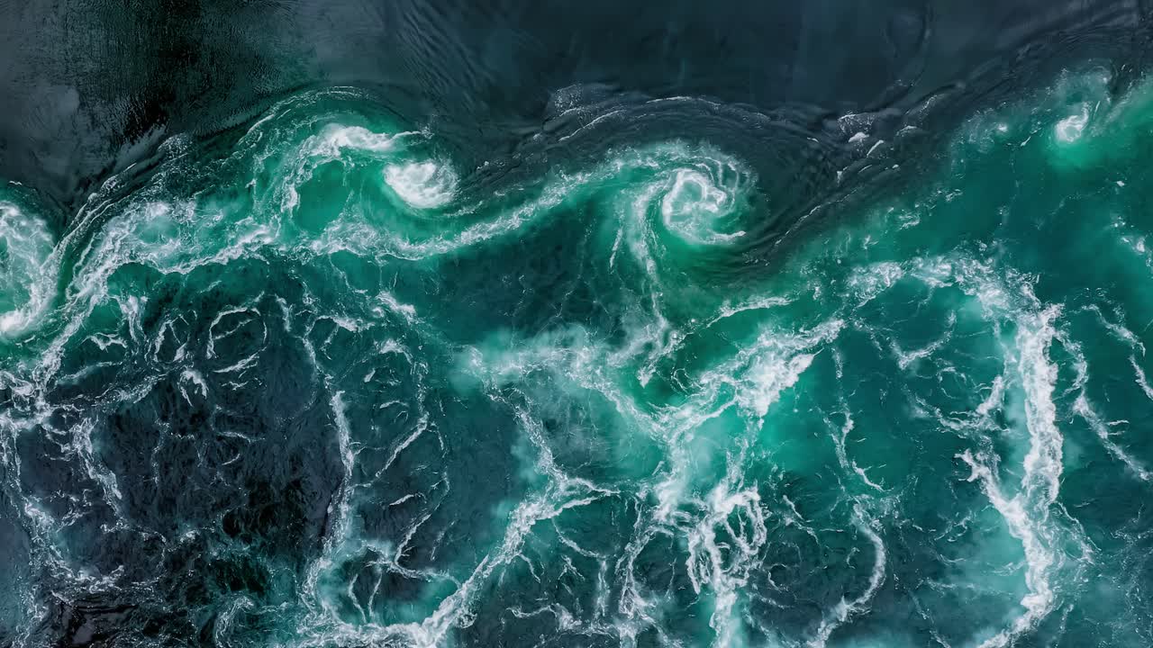 las olas de agua del río y el mar se encuentran durante la marea alta y la marea baja.