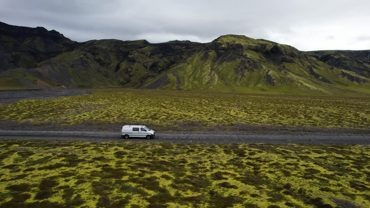 산을 배경으로 아이슬란드의 자갈 도로에서 도로 여행, 공중 추적