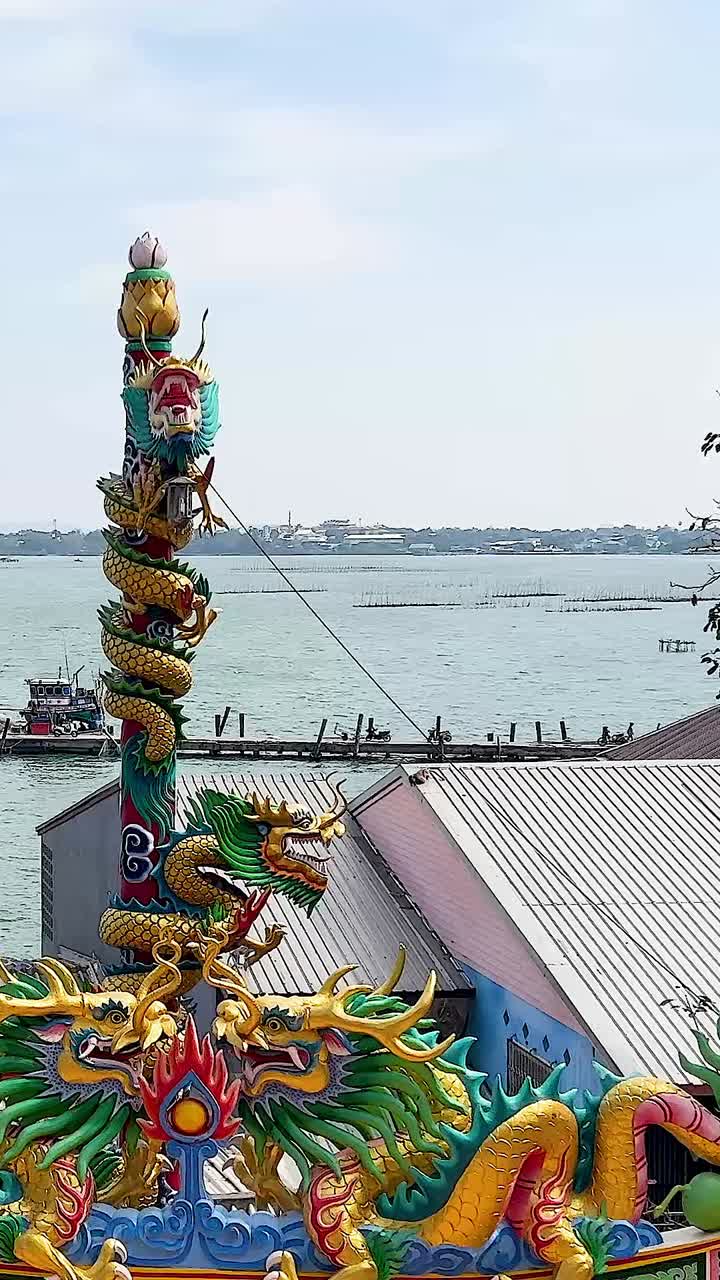 chonburi에서 바다를 내려다보는 다채로운 사원