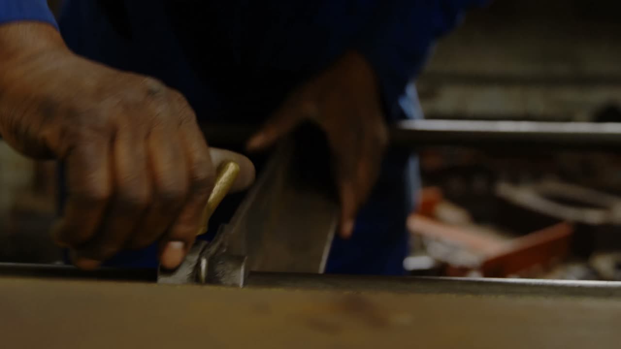 metalúrgico trabajando en el taller 4k