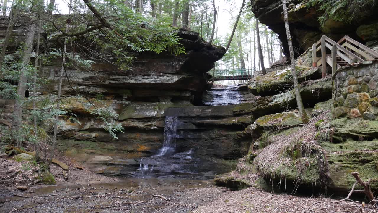 cascada en la cueva del anciano en las colinas de hocking, ohio