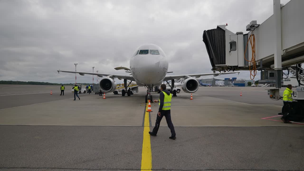 avión en el aeropuerto. estacionamiento y servicio
