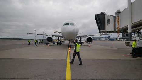 Avión-En-El-Aeropuerto.-Estacionamiento-Y-Servicio