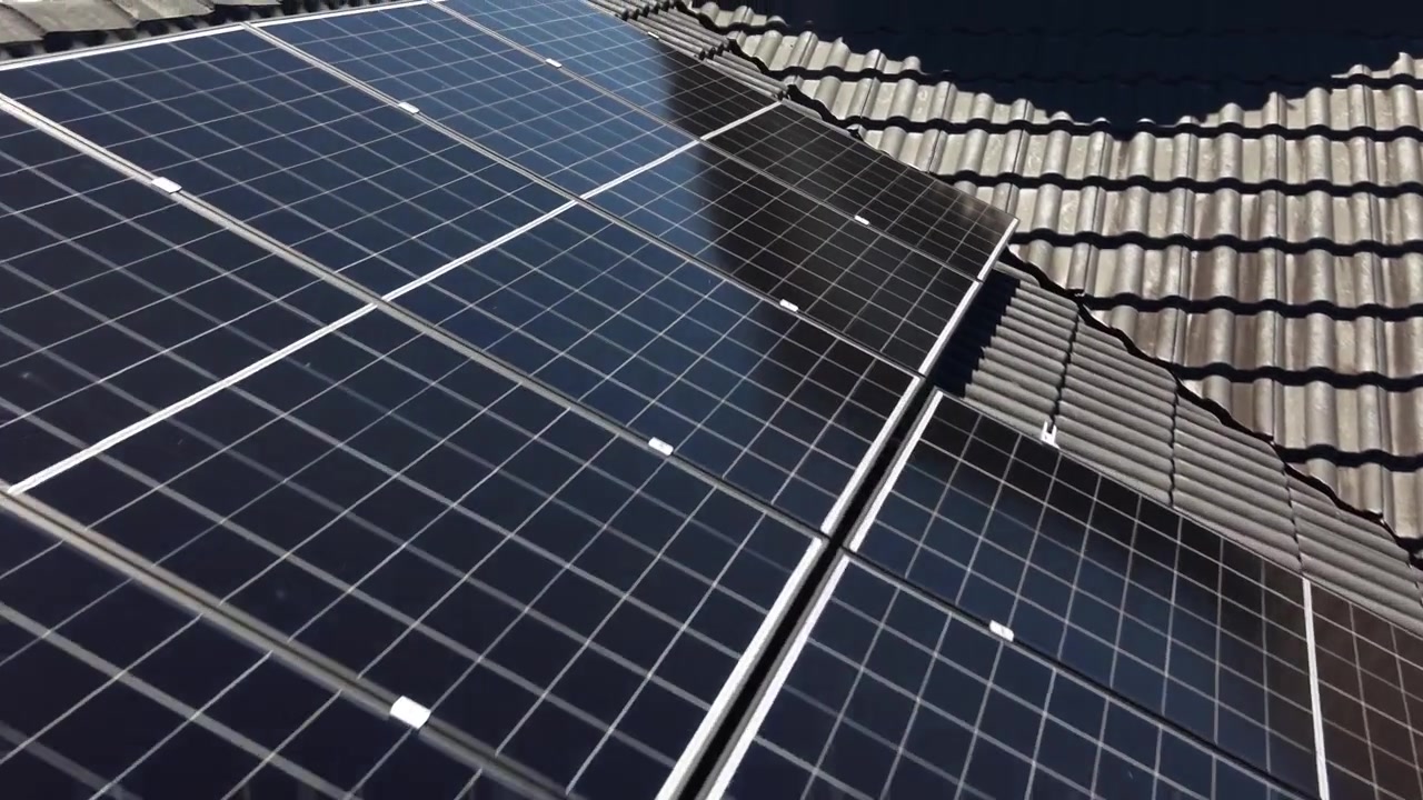 Avustralya'nın Queensland eyaletinde, bir banliyö evinin çatısına kurulu modern güneş panelleri, güneş ışığını sürdürülebilir elektriğe dönüştürüyor.