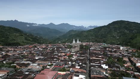 vista aérea de la hermosa ciudad colonial jardin tradicional