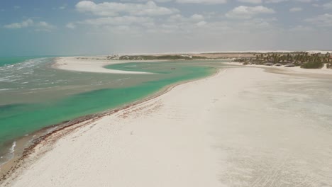 Kitesurfen-In-Der-Lagune-Von-Tatajuba-Im-Norden-Brasiliens