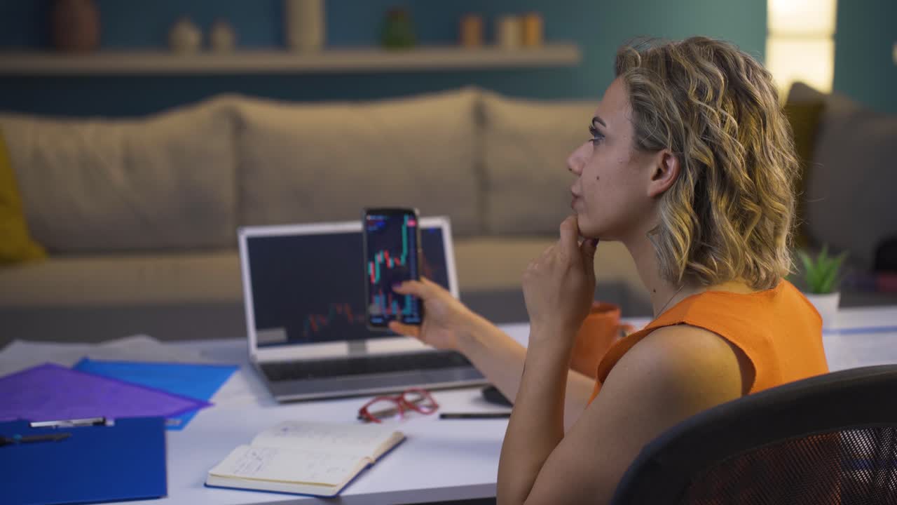 la mujer que sigue el intercambio de criptomonedas hace cálculos.