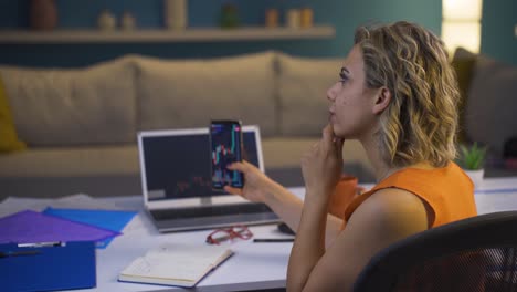 la mujer que sigue el intercambio de criptomonedas hace cálculos.