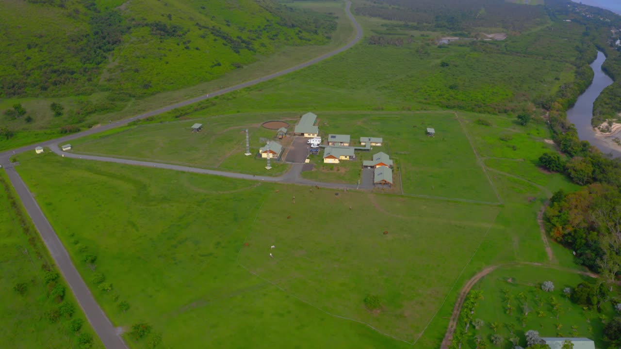 낮 동안 열대 지역에 있는 작은 마을의 영화적 드론 샷