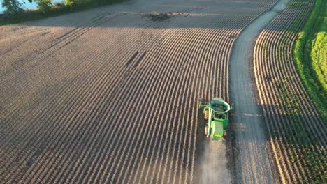 Un-Agricultor-Cosecha-Una-Cosecha-De-Soja-En-El-Noreste-De-Wisconsin