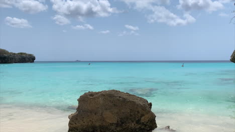 Cacerola-Lenta-De-Olas-Rompiendo-En-La-Orilla-De-Una-Playa-Rocosa