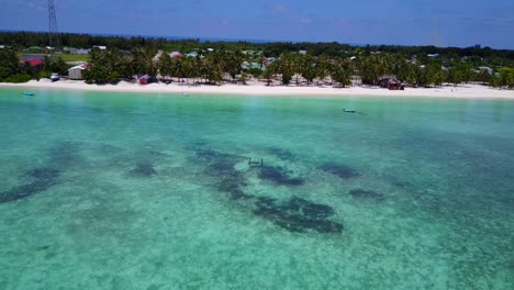 antena baja a lo largo de la costa de la isla de maldivas con aguas poco profundas y claras