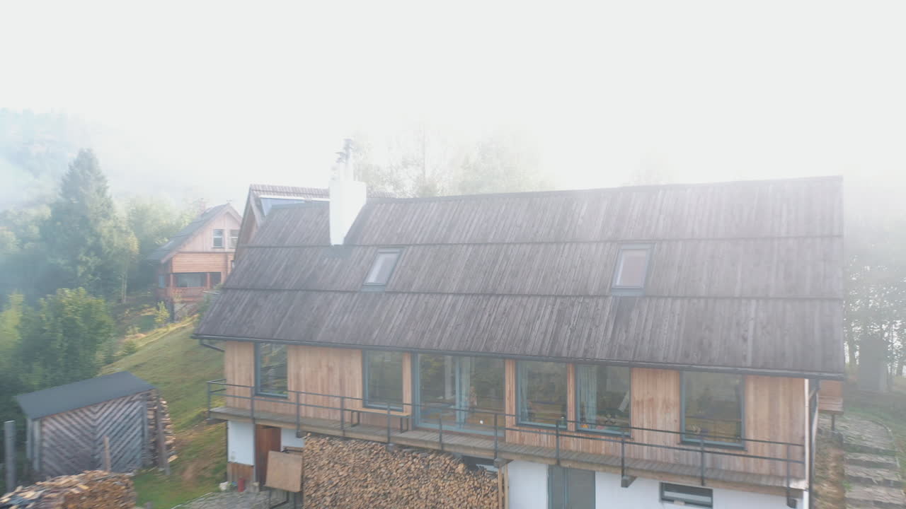 안개가 가득한 산의 오두막