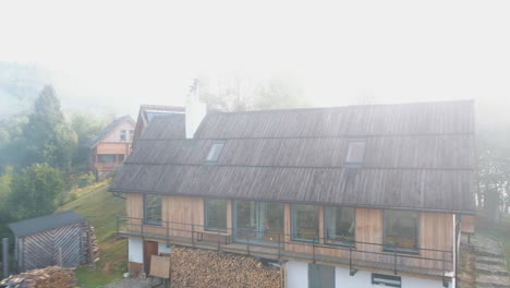 la cabaña de la montaña de la niebla