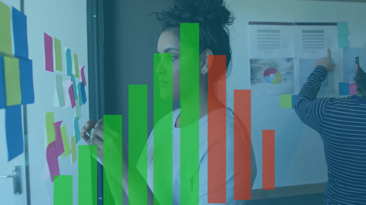 animación de gráficos financieros y datos sobre mujeres biraciales que trabajan en la oficina