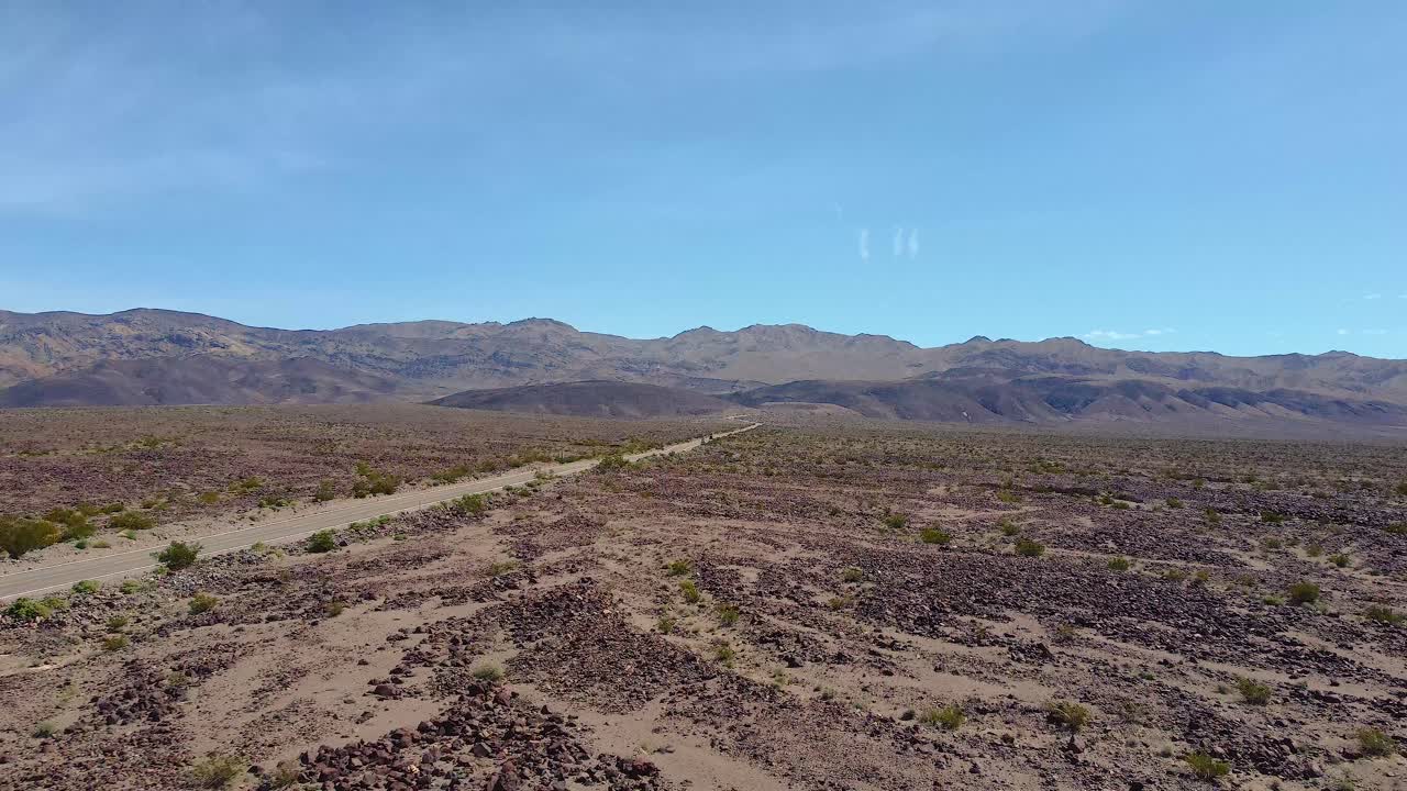 camino de tierra en el norte del desierto de mojave en el valle de la muerte, california, estados unidos