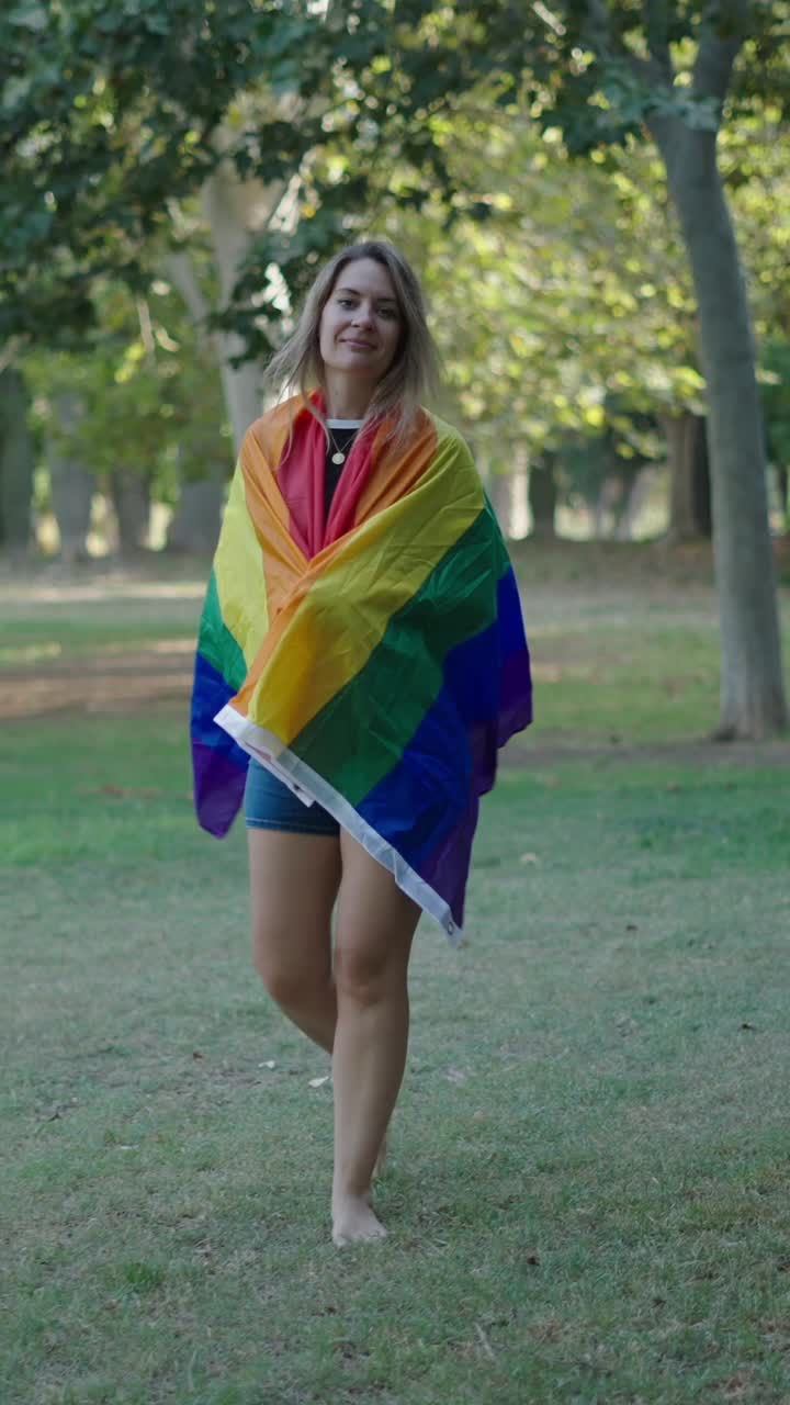 mujer con bandera de orgullo en el parque