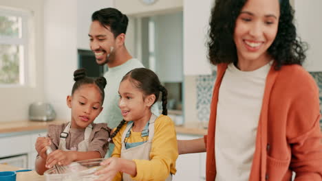 Chaotisch,-Lachend-Und-Eine-Familie-In-Der-Küche