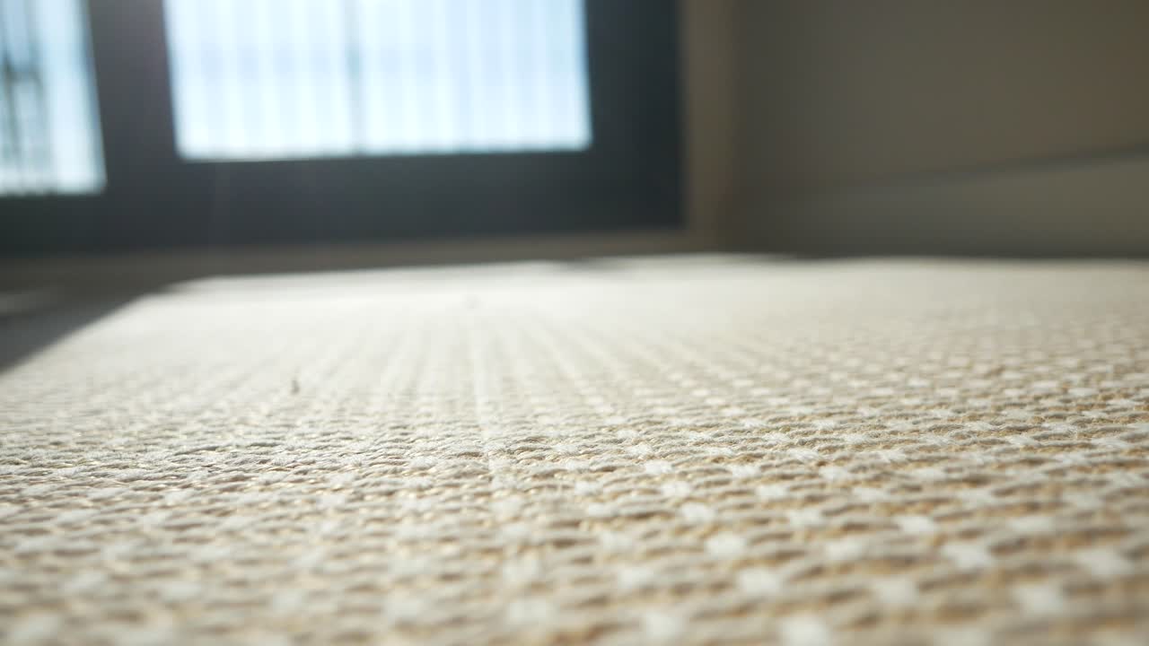 textura de alfombra beige por la ventana