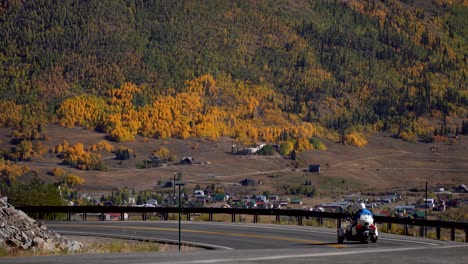 Moto-De-Tres-Ruedas-Que-Viaja-Por-La-Autopista-Del-Millón-De-Dólares-En-Las-Montañas-De-San-Juan-De-Colorado