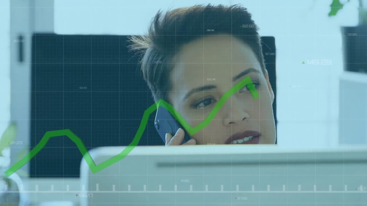 animación de procesamiento de datos sobre feliz mujer de negocios caucásica hablando en teléfono inteligente en la oficina