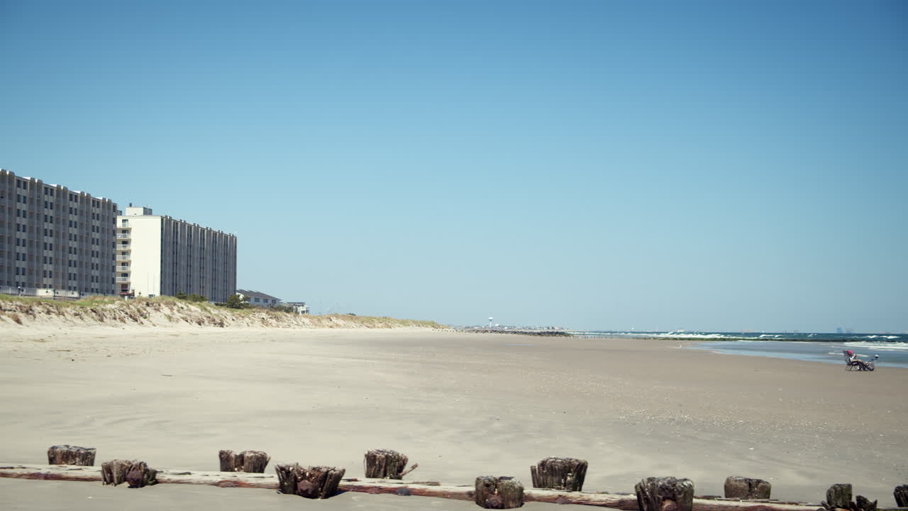 콘도 근처의 저지 해안에서 시하는 편안한 남자를 향한 팬