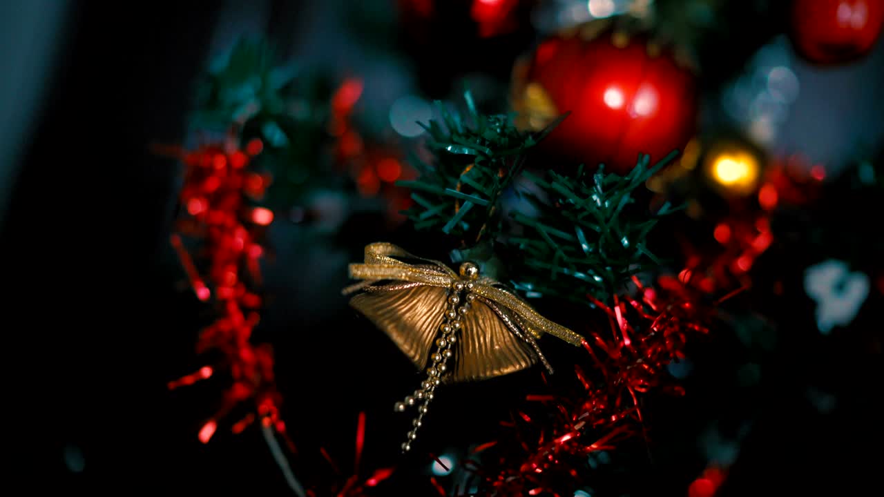 árbol de navidad y luces de navidad, feliz navidad y felices fiestas, árbol de navidad decorado