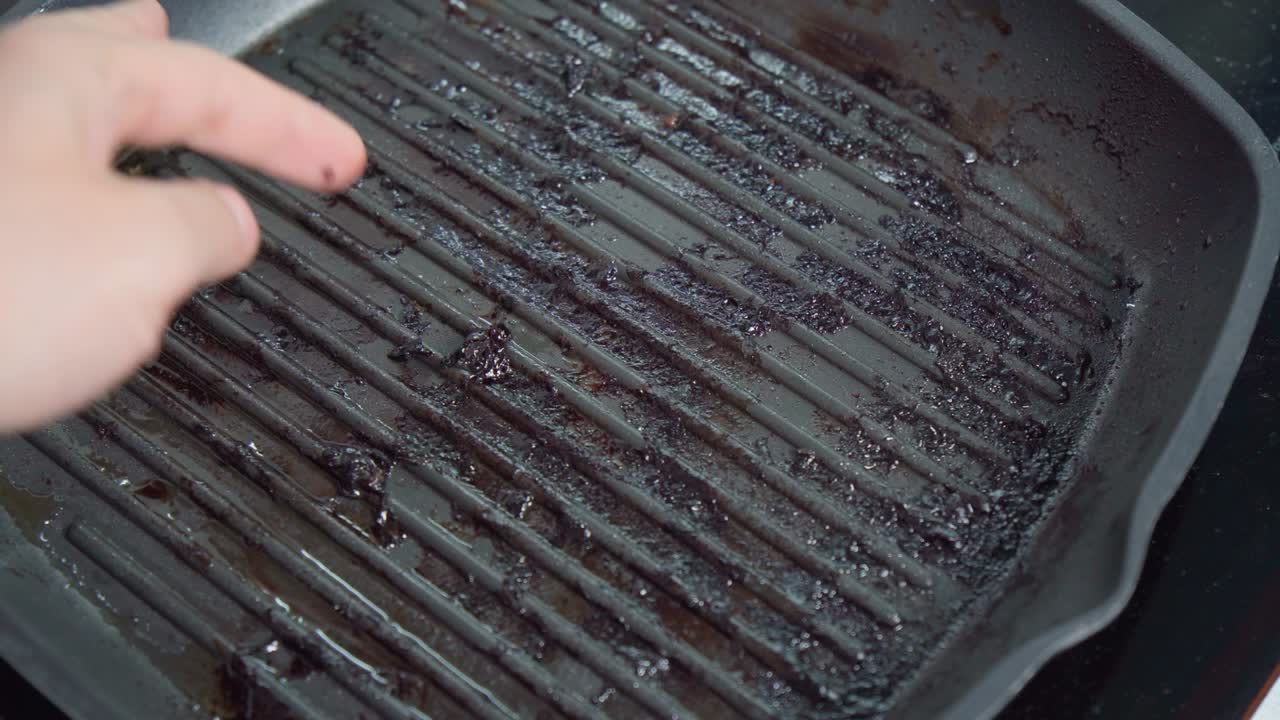 고기를 요리 한 후 지방 퇴적물이있는 그릴 팬 선택적 초점, 유해한 지방, 발암물질