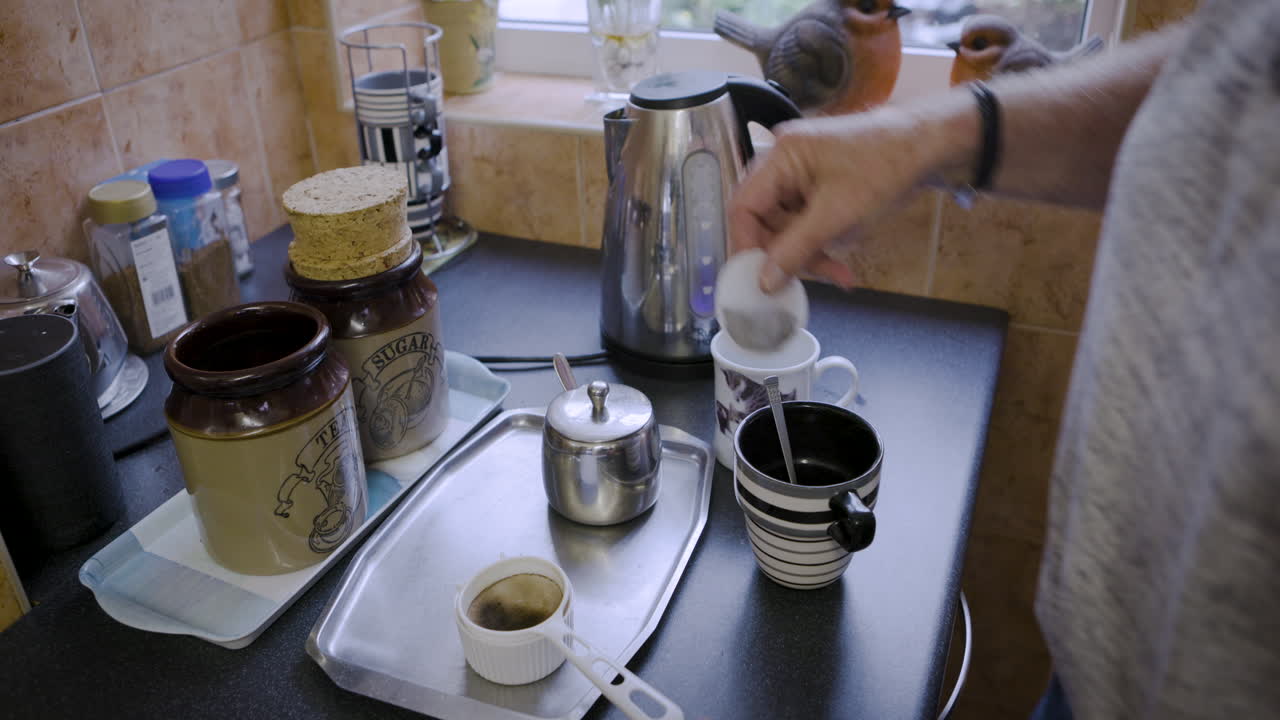 haciendo té en la cocina