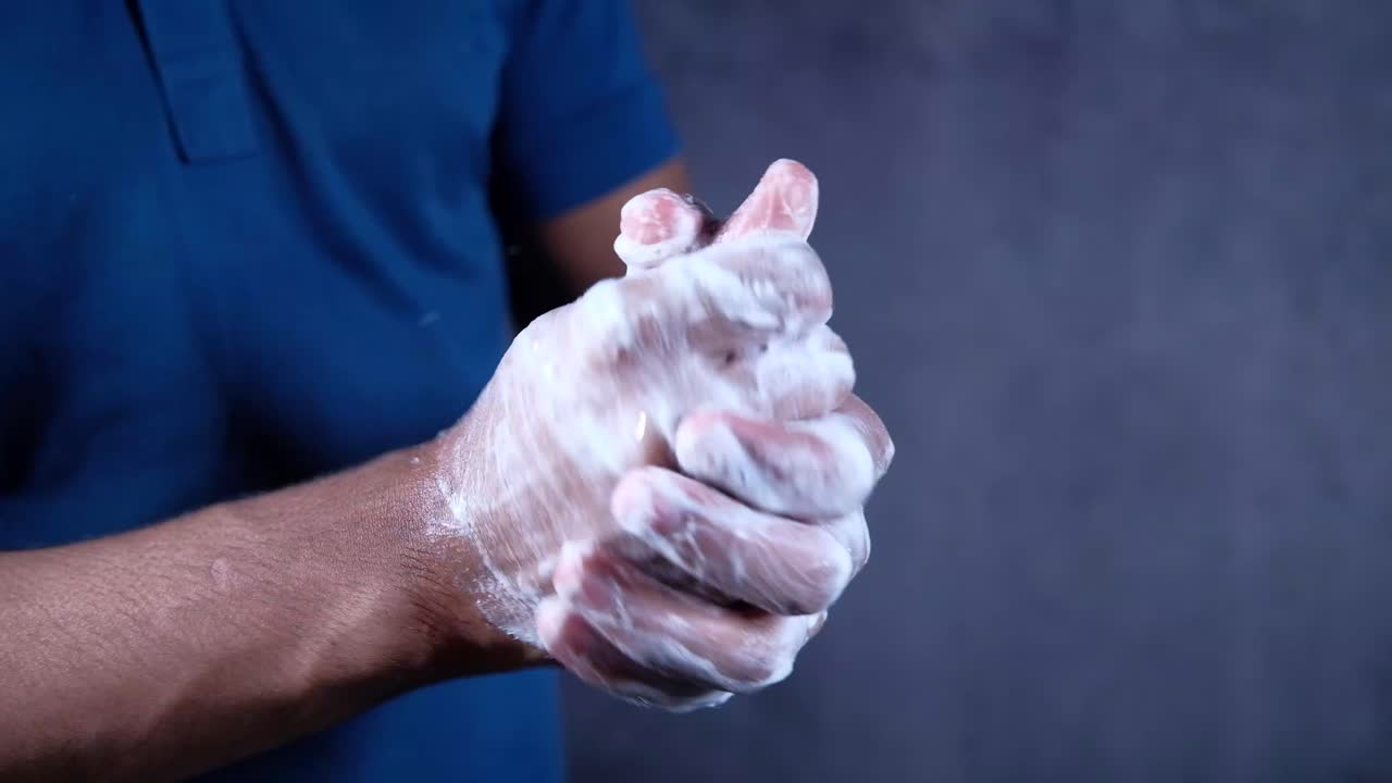 비누로 손을 는 것