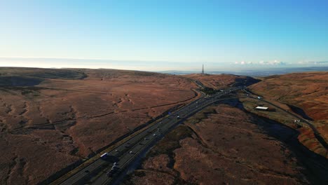alta vista aérea de los páramos de saddleworth moor, la autopista m62 y la carretera ripponden