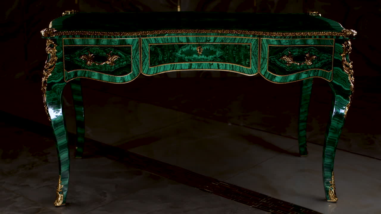 escritorio de malaquita verde antiguo con acentos dorados