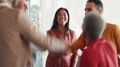 éxito, alto cinco y ganador con la gente de negocios