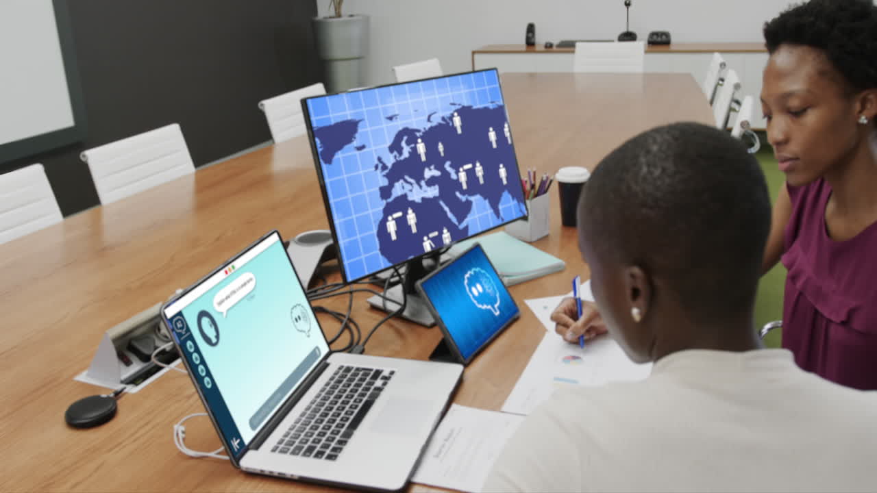 mujeres de negocios afroamericanas hablando y usando tecnología con chat digital y mapa del mundo.