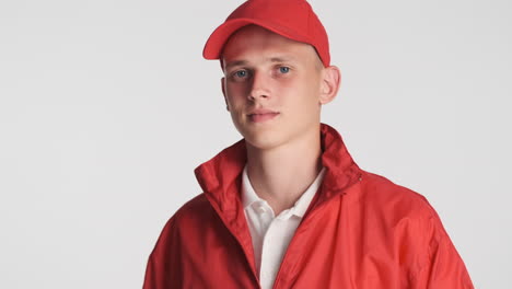 el repartidor de rojo posando