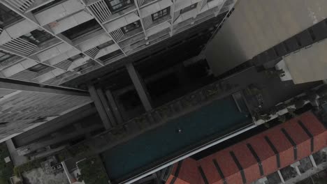 vista desde arriba de la piscina con una mujer nadando en kuala lumpur, aérea