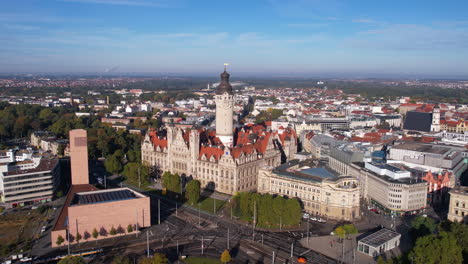 ayuntamiento de leipzig, alemania, torre y paisaje urbano en un soleado día de verano, vista aérea de un avión no tripulado