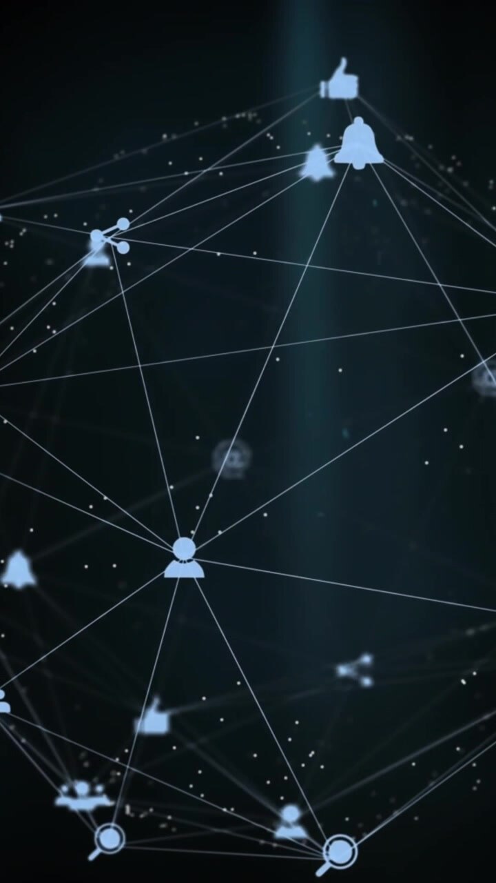 Animación de un globo de iconos digitales girando sobre estelas de luz azul en un fondo negro