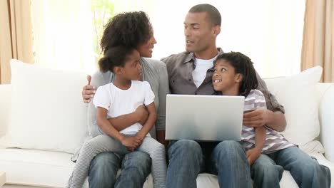 Familia-Afroamericana-Usando-Una-Computadora-Portátil