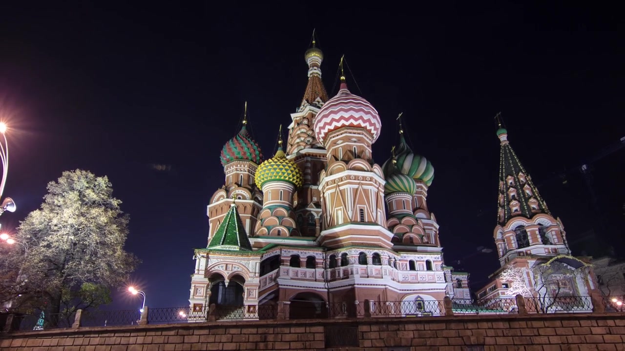 Arrière de la cathédrale Saint-Basile la nuit, depuis la Place Rouge, en timelapse hyperlapse à Moscou, Russie.